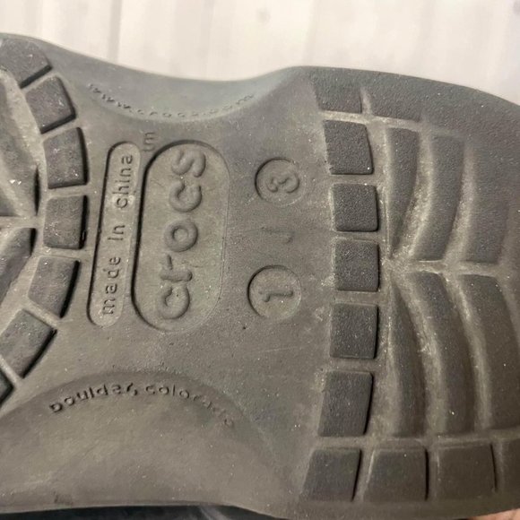 Crocs black fuzz lined juniors 1/3 - Picture 7 of 8